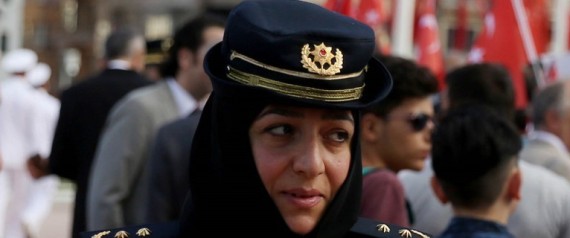 لأول مرة في تاريخ الجمهورية.. شرطية محجبة تظهر في احتفالات عيد النصر بتركيا 1 لأول مرة في تاريخ الجمهورية.. شرطية محجبة تظهر في احتفالات عيد النصر بتركيا