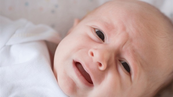 لهذه الأسباب يبكى طفلك الرضيع