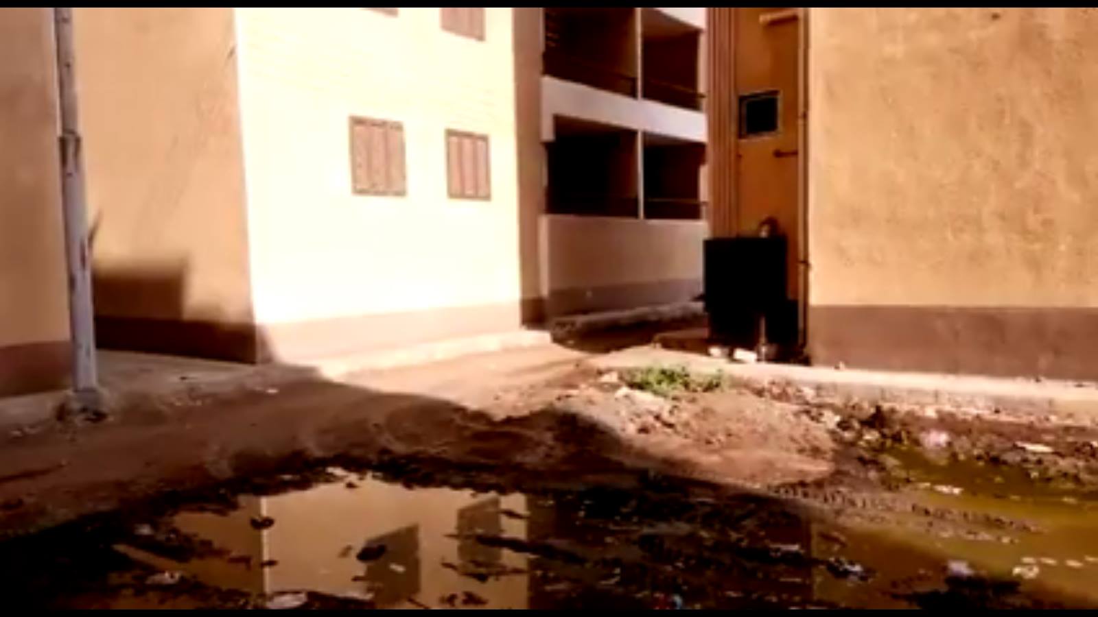 مساكن البحاروة بالشرقية مهددة بالانهيار بسبب طفح الصرف الصحى 7 مساكن