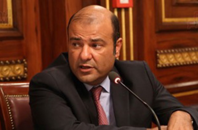 مصطفى بكرى 350 نائبا وقعوا لسحب الثقة من خالد حنفى وحسم مصيره الاثنين