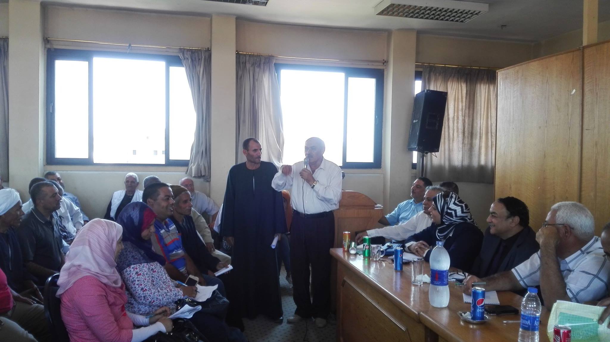 نائبة الشرقية تناقش مشكلة الري والصرف الصحي مع فلاحين منيا القمح (4)