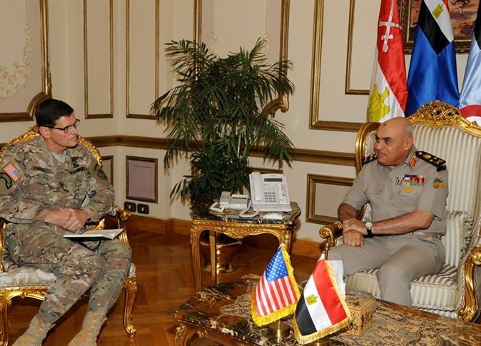 وزير الدفاع ورئيس الأركان يستقبلان قائد القيادة المركزية الأمريكية