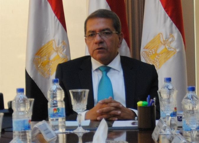 وزير المالية يكشف حقيقة زيادة أسعار البنزين والسولار