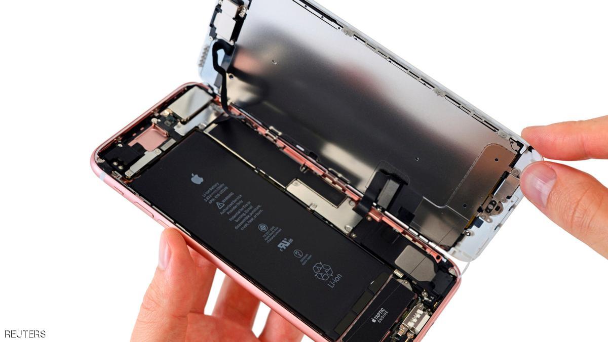 تسريبات من داخل آبل عن آيفون 8 ومكان تصنيعه 1 The iPhone 7 Plus opens to the side during a iFixit's teardown of the phone in Japan in this image released on September 15, 2016. Courtesy iFixit/Handout via REUTERS ATTENTION EDITORS - THIS IMAGE WAS PROVIDED BY A THIRD PARTY. EDITORIAL USE ONLY. NO RESALES. NO ARCHIVE.