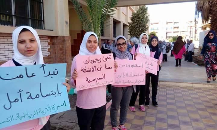 بالصور .. طالبات السادات الثانوية بالعاشر يستقبلن زميلاتهن الجدد بالحلوى
