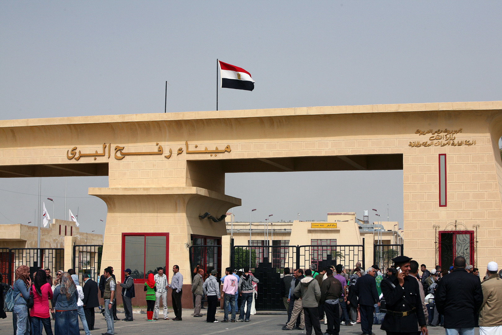 فتح معبر رفح بين مصر وغزة ومرور المسافرين بين الجانبين