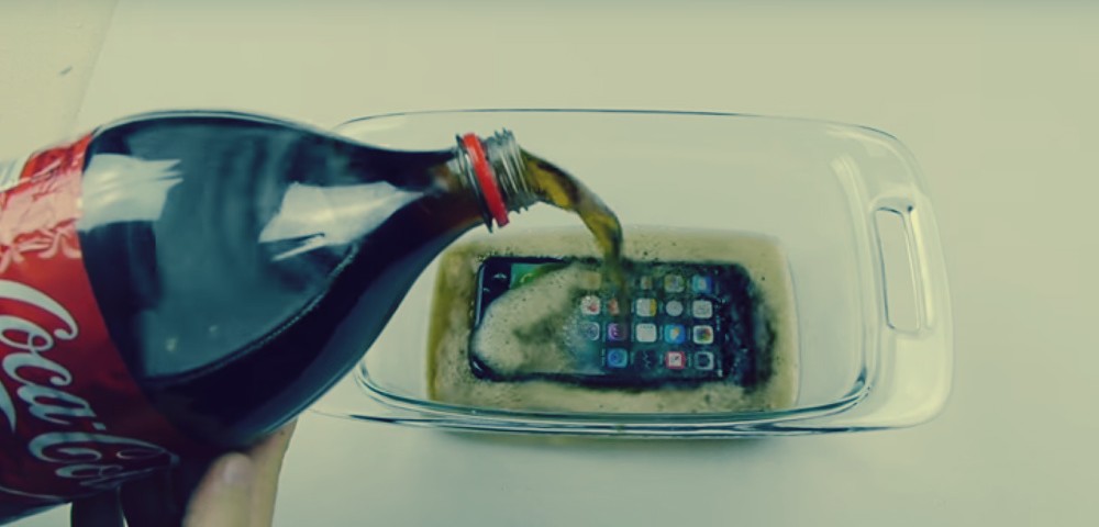 ماذا يحدث عند تجميد «آيفون 7» في الكوكاكولا مشهد يثير الدهشة