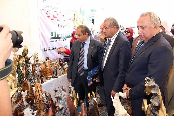 محافظ الشرقية يفتتح معرض لمنتجات الأسر المنتجة والمرأة الريفية 2 %d9%85%d8%ad%d8%a7%d9%81%d8%b8-%d8%a7%d9%84%d8%b4%d8%b1%d9%82%d9%8a%d8%a9