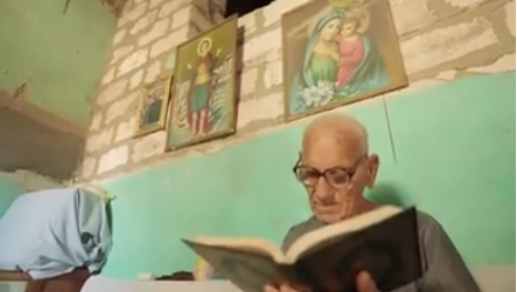 مسيحي مصري يعلم أطفال قريته القرآن منذ 50 عامًا يقرأ ويفسر الآيات