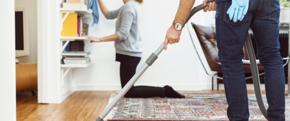 مواد كيميائية سامة في الغبار المنزلي تسبب العقم.. كيف تحمي أطفالك منها؟