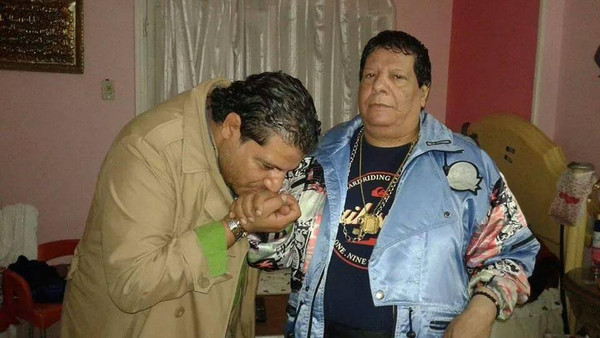 هل تعلم من هو هذا المطرب الشبيه بشعبان عبد الرحيم؟