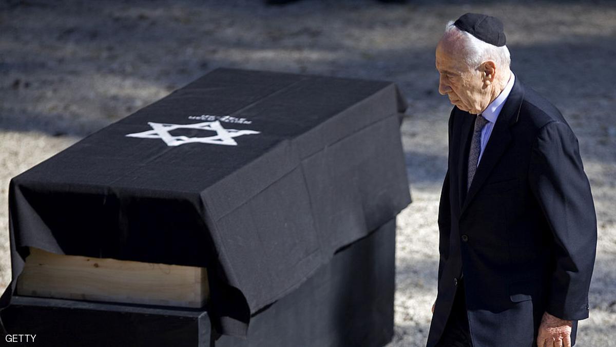 BEN SHEMEN, ISRAEL - JANUARY 21: Israeli President Shimon Peres walks past the coffin of his wife Sonia, during her funeral ceremony on January 21, 2011 in Ben Shemen, Israel. Thousands of people including state dignitaries and friends, attended the funeral of the Israeli Prime Minister's wife, Sonia, who died in her sleep on 20 January 2011 aged 88. The couple were married for 67 years. (Photo by Oded Balilty - Pool/Getty Images)