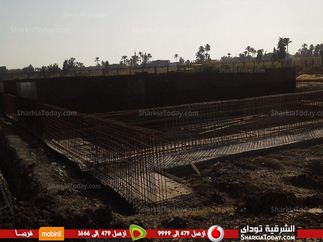 أعمال الحفر لتوصيل الصرف الصحي بعزبة «زيز» بفاقوس يثير غضب الأهالي 3