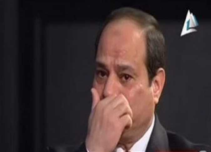 السيسي يبكي ويُقبِّل يد أم شهيد بسيناء