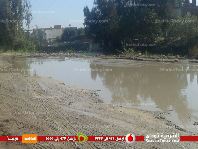 انفجار ماسورة مياه يثير غضب الأهالي بفاقوس 1