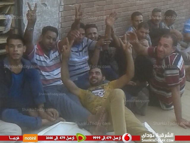 بالصور..إضراب عمال شركة «نيوالفاتكس» للغزل والنسيج بالعاشر من رمضان 3 %d8%a8%d8%a7%d9%84%d8%b5%d9%88%d8%b1-%d8%a5%d8%b6%d8%b1%d8%a7%d8%a8-%d8%b9%d9%85%d8%a7%d9%84-%d8%b4%d8%b1%d9%83%d8%a9-%d9%86%d9%8a%d9%88%d8%a7%d9%84%d9%81%d8%a7%d8%aa%d9%83%d8%b3-%d9%84