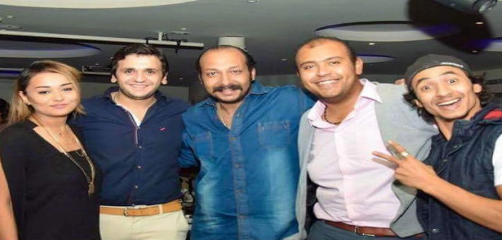 بالصورالممثل محمد ثروت يحتفل بعيد ميلاده مع راندا البحيري وأبطال مسرح مصر
