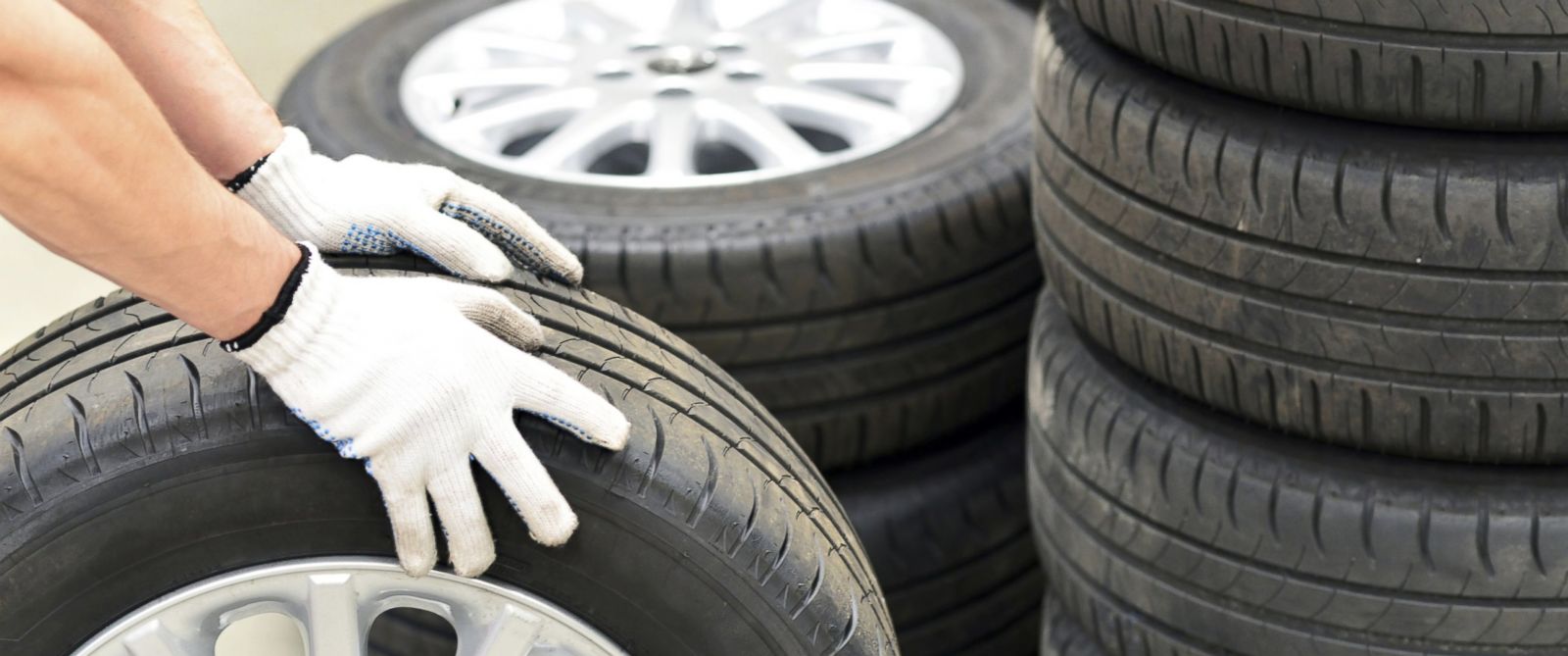 بالفيديو.. طريقة عملية لملئ إطارات السيارة في ثوانٍ 28 بالفيديو طريقة عملية لملئ إطارات السيارة في ثوانٍ.. ولكن
