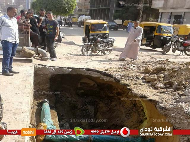 بعد تدخل نائبة فاقوس.. إصلاح هبوط أرضي أمام كوبري «كفر العدوي» 1