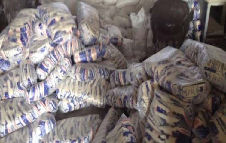 تهريب 9 طن زيت طعام وسكر وبيعهم في السوق السوداء بأبو كبير 25 تهريب 9 طن زيت طعام وسكر وبيعهم في السوق السوداء بالشرقية