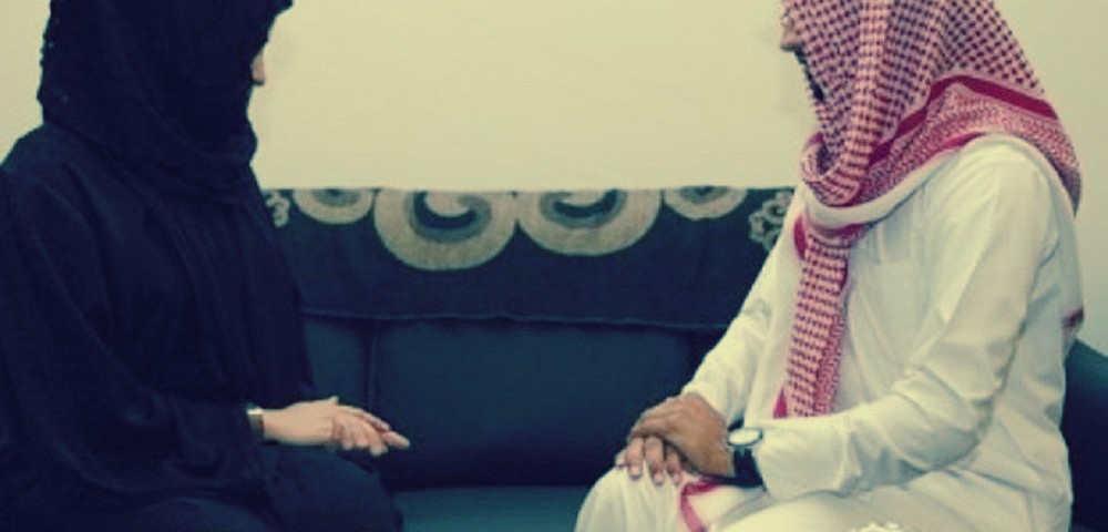 سعودي يُطلّق زوجته بعد ساعتين من الزفاف نشرت صورًا لهما