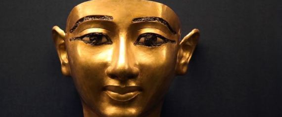 فرنسي من أصل مصري يُعيد إلى القاهرة قناعاً ذهبياً لمومياء فرعونية كهدية.. تفاصيل القصّة
