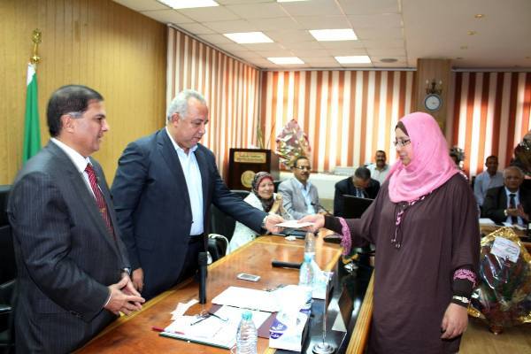 محافظ الشرقية يكرم القوى العاملة وصندوق الإسكان ورئيس مدينة الحسينية 3 %d9%85%d8%ad%d8%a7%d9%81%d8%b8-%d8%a7%d9%84%d8%b4%d8%b1%d9%82%d9%8a%d8%a9