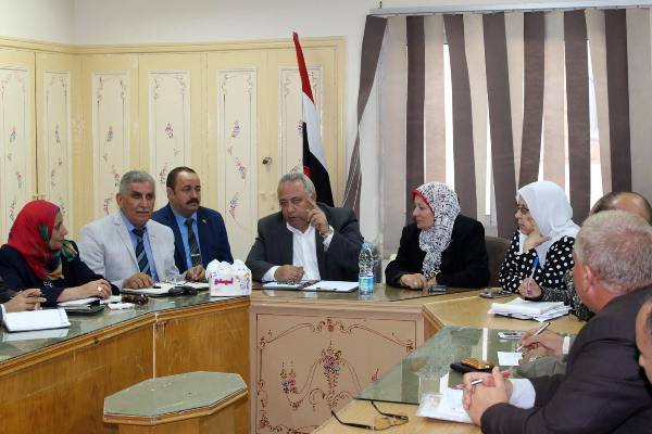 محافظ الشرقية يهنئ وكيل وزارة التربية والتعليم الجديد بمكتبه 3 محافظ الشرقية يهنئ وكيل وزارة التربية والتعليم في مقر مكتبها 3