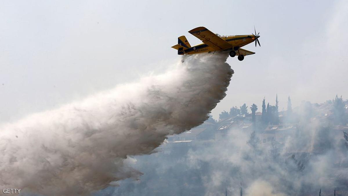 Aerial firefighters work to put out a fire that is spreading in the woods around Jerusalem on May 26, 2016 / AFP / AHMAD GHARABLI (Photo credit should read AHMAD GHARABLI/AFP/Getty Images)