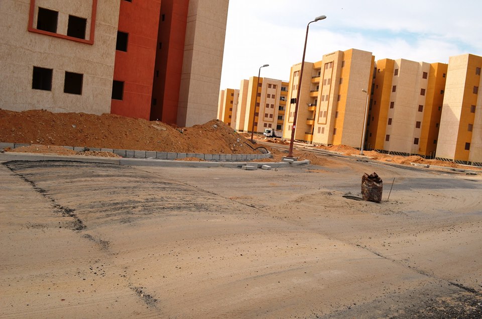 تنفيذ مطبات تهدئة جديدة للحفاظ على أرواح المواطنين بالعاشر من رمضان 3 15178996_821215751353089_1265658934065168646_n