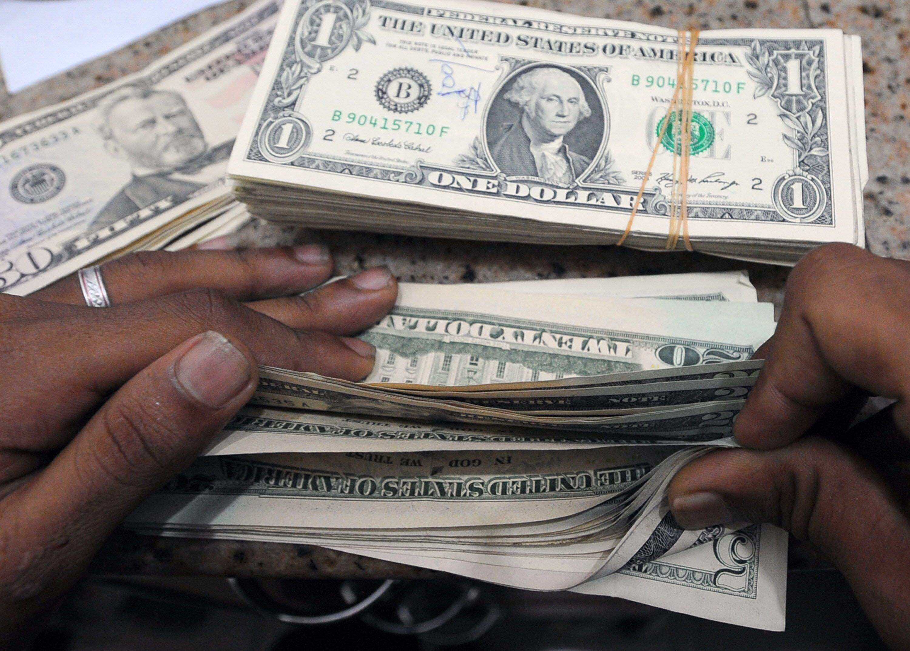 البنوك ترفع سقف استخدام بطاقات المشتريات بالخارج