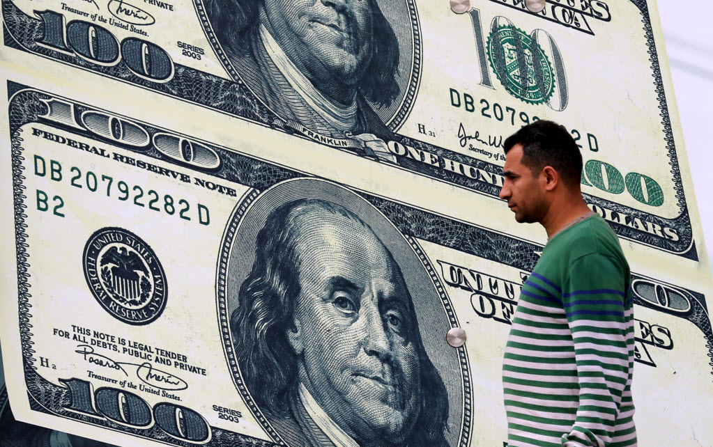 الدولار يتجاوز 18 جنيهاً في تعاملات البنوك الصباحية