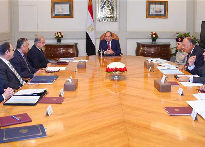 السيسي يوجه الحكومة بتخفيف تبعات الإجراءات الاقتصادية على محدودي الدخل 7 السيسي 4