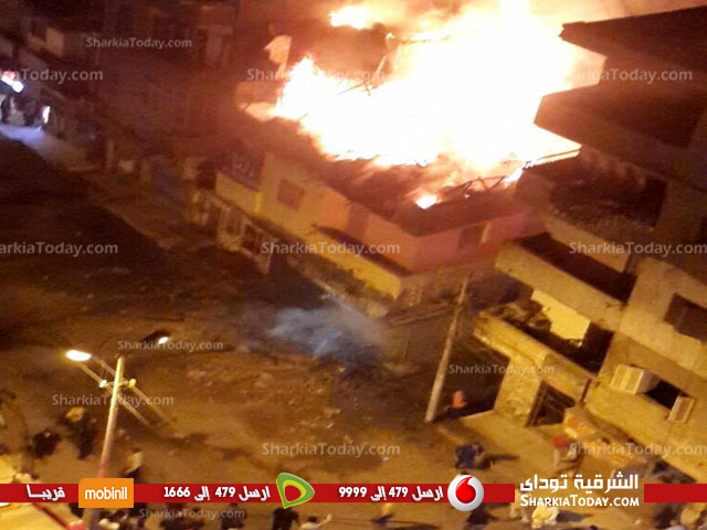 حريق هائل بشارع فاروق بالزقازيق 8 حريق هائل بأسطح أحد المنازل بشارع فاروق بالزقازيق 3