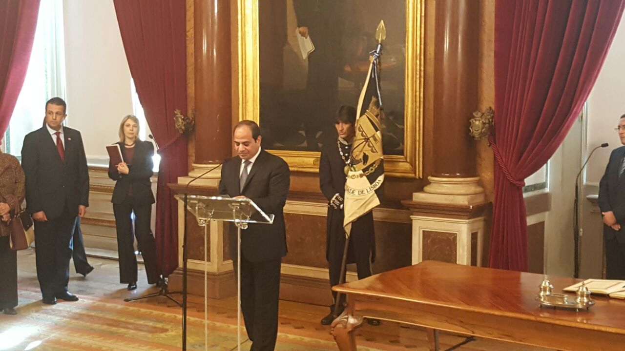 الرئيس السيسي يوقع فى سجل الزائرين بـ «عمودية» لشبونة 3 سيسي