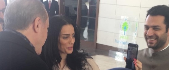 للمرة الثانية يستخدم فيس تايم بعد الانقلاب.. أردوغان يطلب يد فتاةٍ مغربية لفنان تركي