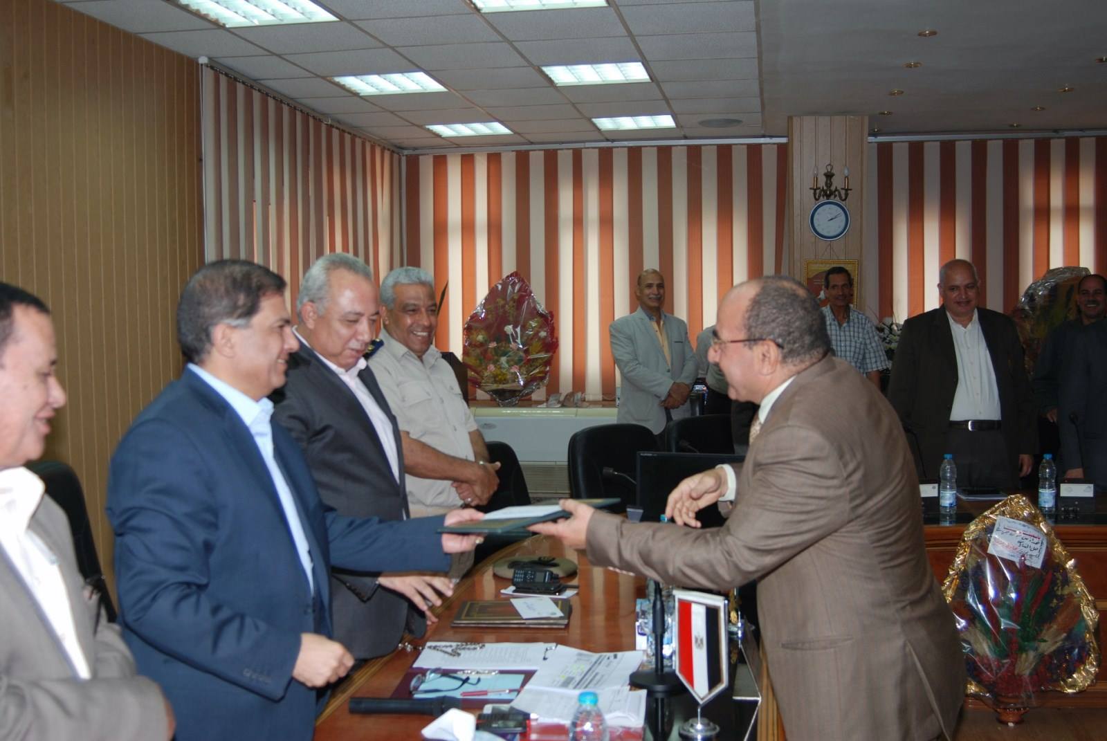 محافظ الشرقية يكرم المتميزين من القوى العاملة والتموين 2 %d9%85%d8%ad%d8%a7%d9%81%d8%b8-%d8%a7%d9%84%d8%b4%d8%b1%d9%82%d9%8a%d8%a9-%d9%8a%d9%83%d8%b1%d9%85-%d8%a7%d9%84%d9%85%d8%aa%d9%85%d9%8a%d8%b2%d9%8a%d9%86-%d9%85%d9%86-%d8%a7%d9%84%d9%82%d9%88%d9%89