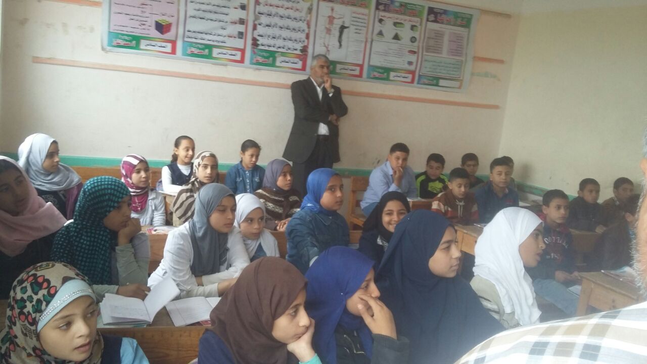 مدير تعليم أبوكبير في جولة تفقدية لمدرسة كفر النجار 8 15292736 309765909424712 1811452586 o