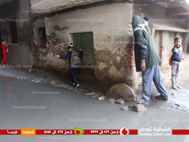 بالفيديو.. صرخة أهالى بنايوس بالزقازيق بسبب غرق منازلهم فى مياه الصرف الصحي 3 أهالي بنايوس يستغيثون بمحافظ الشرقية لإنقاذهم من الموت 3
