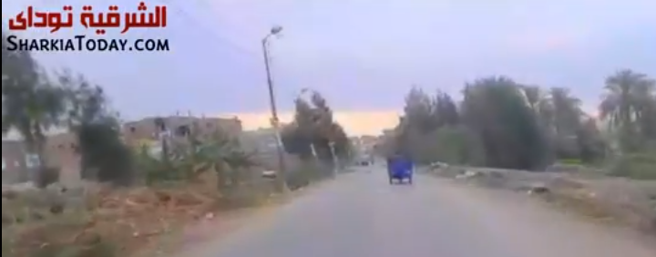 بالفيديو .. غضب أهالى الشرقاية و العزازية بكفر صقر لسوء حالة الطريق 1 الطريق