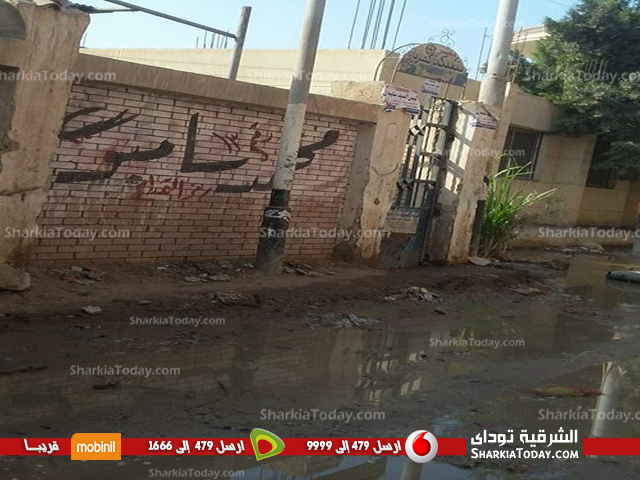 انفجار ماسورة صرف صحي أمام شبكة كهرباء «الصوة» بأبوحماد 3 انفجار ماسورة صرف صحي أمام شبكة كهرباء «الصوة» بأبوحماد 2