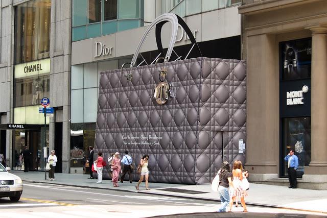 بالصور.. ماذا وضعت دار أزياء dior أمام محلها أثناء تجديده؟ 2