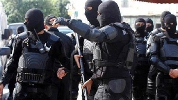 ضبط هارب من مؤبد في صان الحجر بعد تبادل لإطلاق النار مع الشرطة 9 ضبط هارب من مؤبد في صان الحجر بعد تبادل لإطلاق النار مع الشرطة