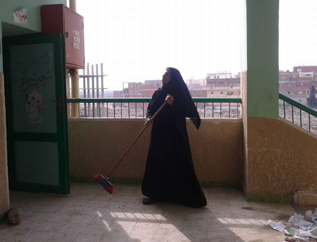 معلمة بفاقوس تنظف مدرستها مع العامل الوحيد بها 3 معلمة بفاقوس تنظف مدرستها مع العامل الوحيد بها 2