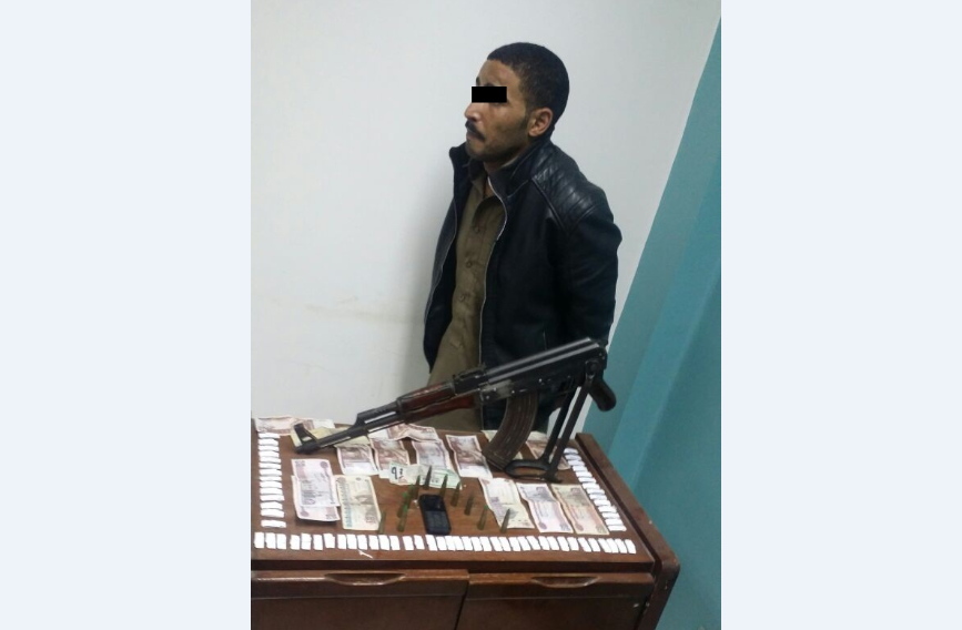 ضبط عاطل بحوزته بندقية آلية و65 تذكرة هيروين بفاقوس 13 هارب