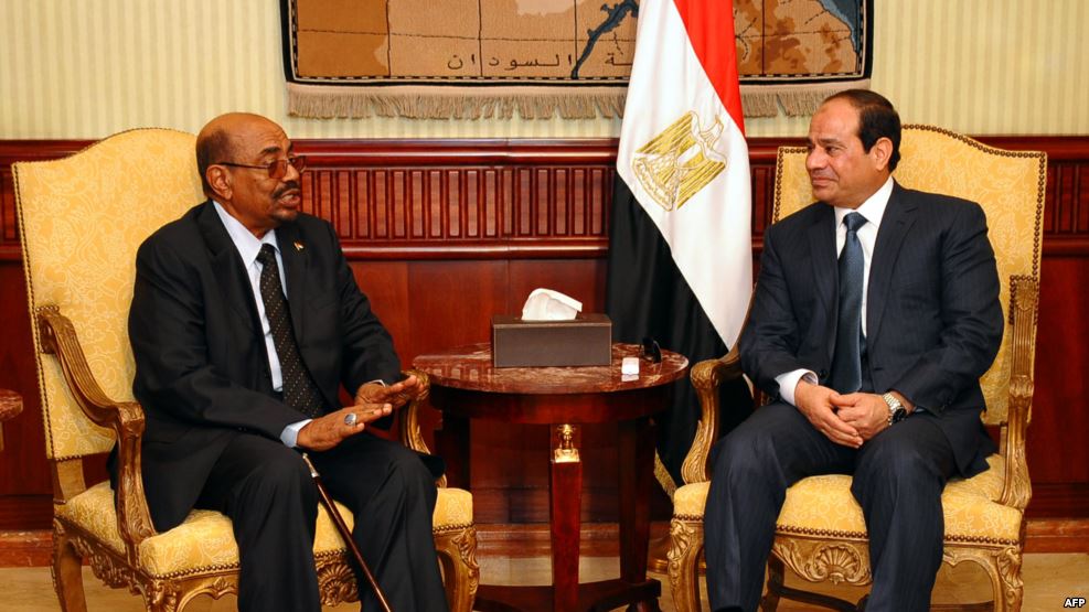 البشير والسيسي يتفقان على تجاهل ما يثير الخلافات 1 %D8%A7%D9%84%D8%A8%D8%B4%D9%8A%D8%B1 %D9%88%D8%A7%D9%84%D8%B3%D9%8A%D8%B3%D9%8A %D9%8A%D8%AA%D9%81%D9%82%D8%A7%D9%86 %D8%B9%D9%84%D9%89 %D8%AA%D8%AC%D8%A7%D9%87%D9%84 %D9%85%D8%A7 %D9%8A%D8%AB%D9%8A%D8%B1 %D8%A7%D9%84%D8%AE%D9%84%D8%A7%D9%81%D8%A7%D8%AA