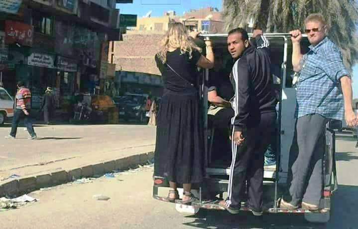 السياح «متشعبطين على الكبوت» في أسوان 1 %D8%A7%D9%84%D8%B3%D9%8A%D8%A7%D8%AD %C2%AB%D9%85%D8%AA%D8%B4%D8%B9%D8%A8%D8%B7%D9%8A%D9%86 %D8%B9%D9%84%D9%89 %D8%A7%D9%84%D9%83%D8%A8%D9%88%D8%AA%C2%BB %D9%81%D9%8A %D8%A3%D8%B3%D9%88%D8%A7%D9%86 1
