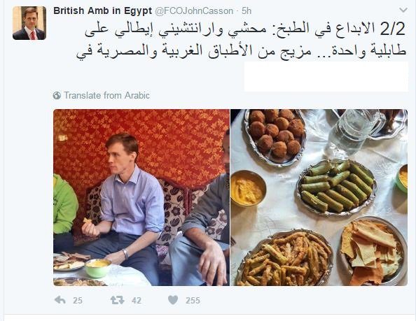 السفير البريطانى يصنع الزبد البلدى مع فلاحة مصرية 2 100595 %D8%A7%D9%84%D8%B3%D9%81%D9%8A%D8%B1 %D8%A7%D9%84%D8%A8%D8%B1%D9%8A%D8%B7%D8%A7%D9%86%D9%89 %D9%8A%D9%86%D8%A7%D9%88%D9%84 %D8%A7%D9%84%D8%B7%D8%B9%D8%A7%D9%85