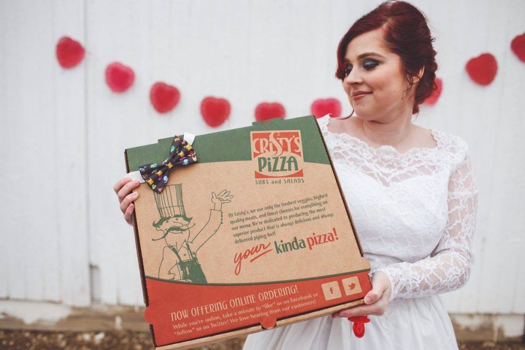 2بالصور .. حقيقة الفتاة التي تريد الزواج من قطعة «بيتزا»