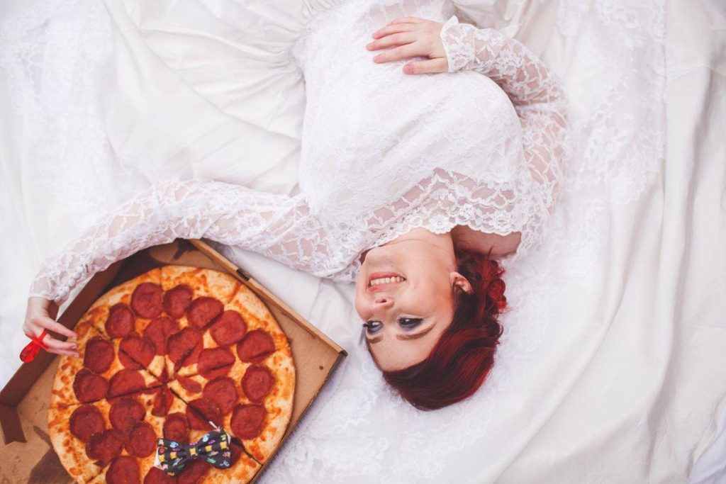 4بالصور .. حقيقة الفتاة التي تريد الزواج من قطعة «بيتزا»